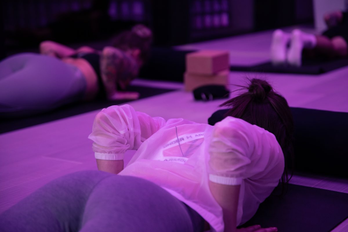 Frauen machen Übungen im Flow Kurs auf einer Matte im King Kong Club Salzburg.